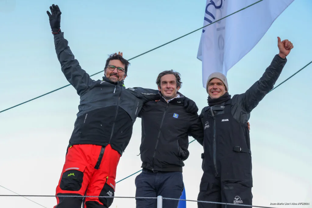 ES SABLES D'OLONNE, FRANCE - 17 JANVIER 2025 : Sébastien Simon (FRA), skipper de Groupe Dubreuil, est photographié au ponton avec le vainqueur Charlie Dalin et le second Yoann Richomme après avoir pris la 3e place du Vendée Globe, le 17 janvier 2025 aux Sables d'Olonne, France - (Photo by Jean-Marie Liot / Alea)