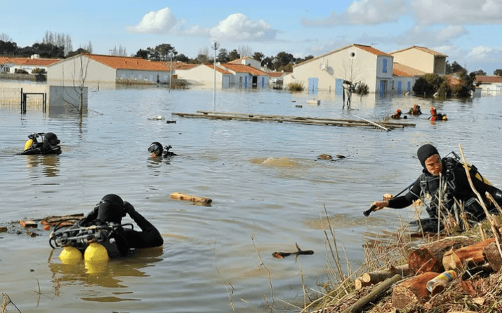 Au lendemain de la tempête, à La Faute-sur-Mer, des plongeurs parcourent les eaux du village sinistré à la recherche de victimes - Photos AFP
