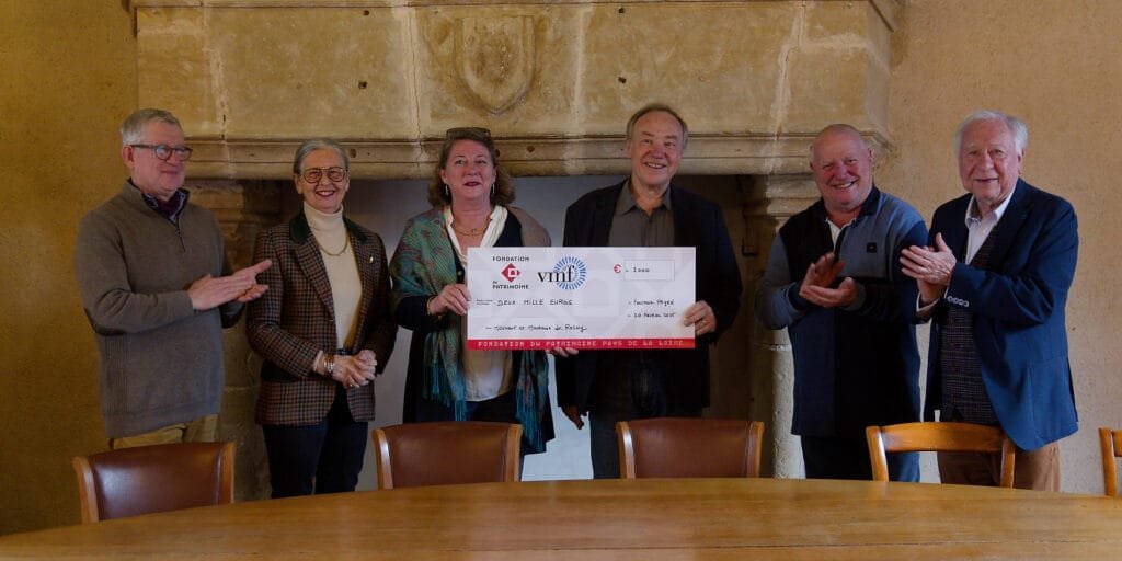 Monsieur et Madame de Rosny viennent de recevoir un chèque de 2000€ (photo J.Joccotton)