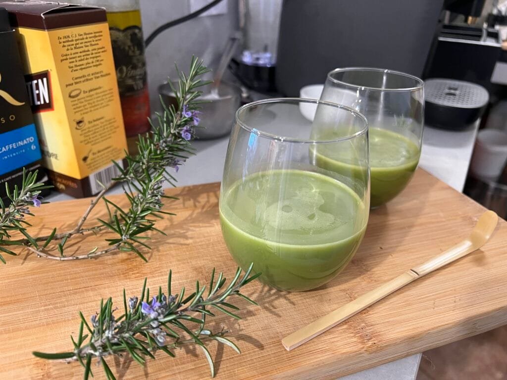 Sélection de boissons artisanales : tisane locale, matcha latte et chocolat chaud réconfortant, servis dans des tasses vintage.