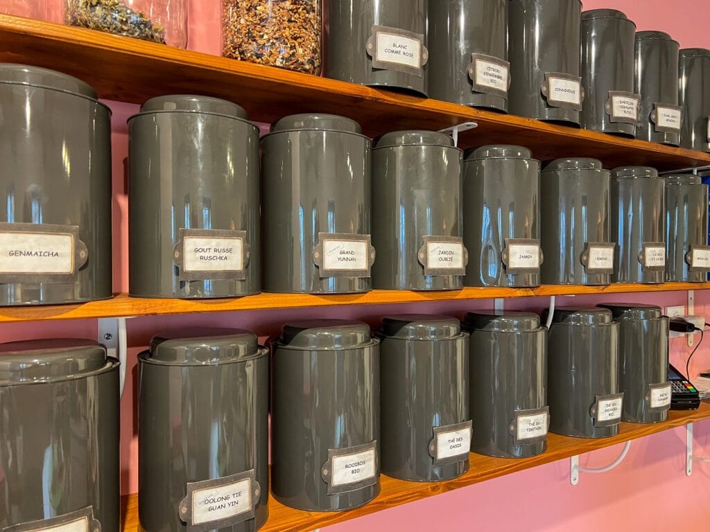Sélection de boissons artisanales : tisane locale, matcha latte et chocolat chaud réconfortant, servis dans des tasses vintage.