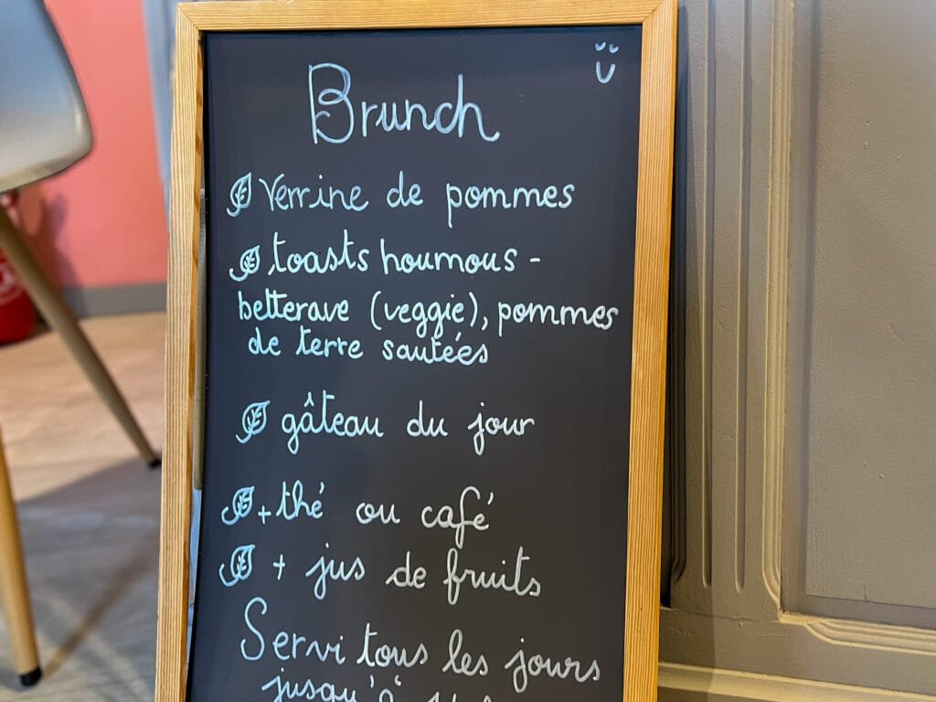 Sélection de boissons artisanales : tisane locale, matcha latte et chocolat chaud réconfortant, servis dans des tasses vintage.