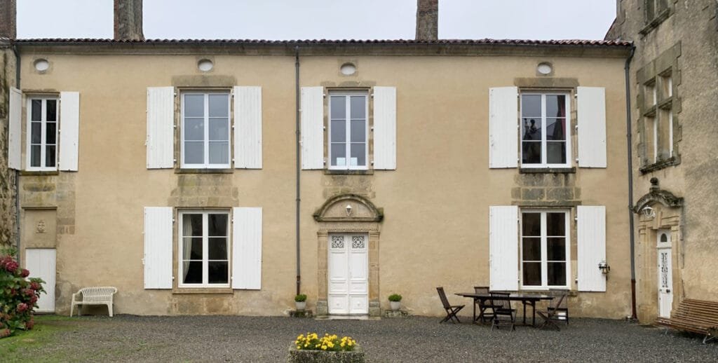 La dernière tranche de travaux concernait la rénovation de 6 fenêtres et 2 portes (photo P. de Rosny)