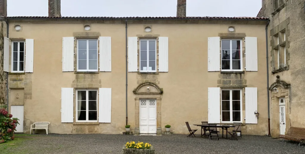 La dernière tranche de travaux concernait la rénovation de 6 fenêtres et 2 portes (photo P. de Rosny)