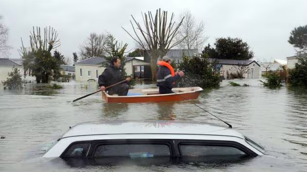 Des habitants en barque - La Faute-sur-Mer, lors du passage de la tempête Xynthia - AFP ARCHIVES