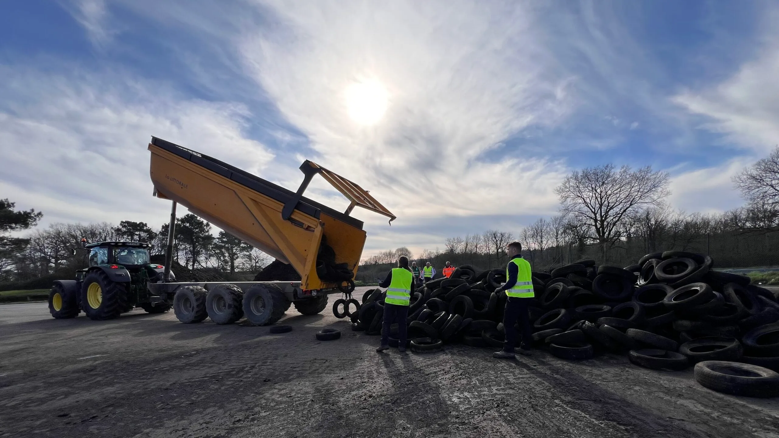 Des montagnes de pneus usagés collectés en Vendée pour être recyclés. Un enjeu environnemental majeur pour réduire la pollution et favoriser l'économie circulaire.