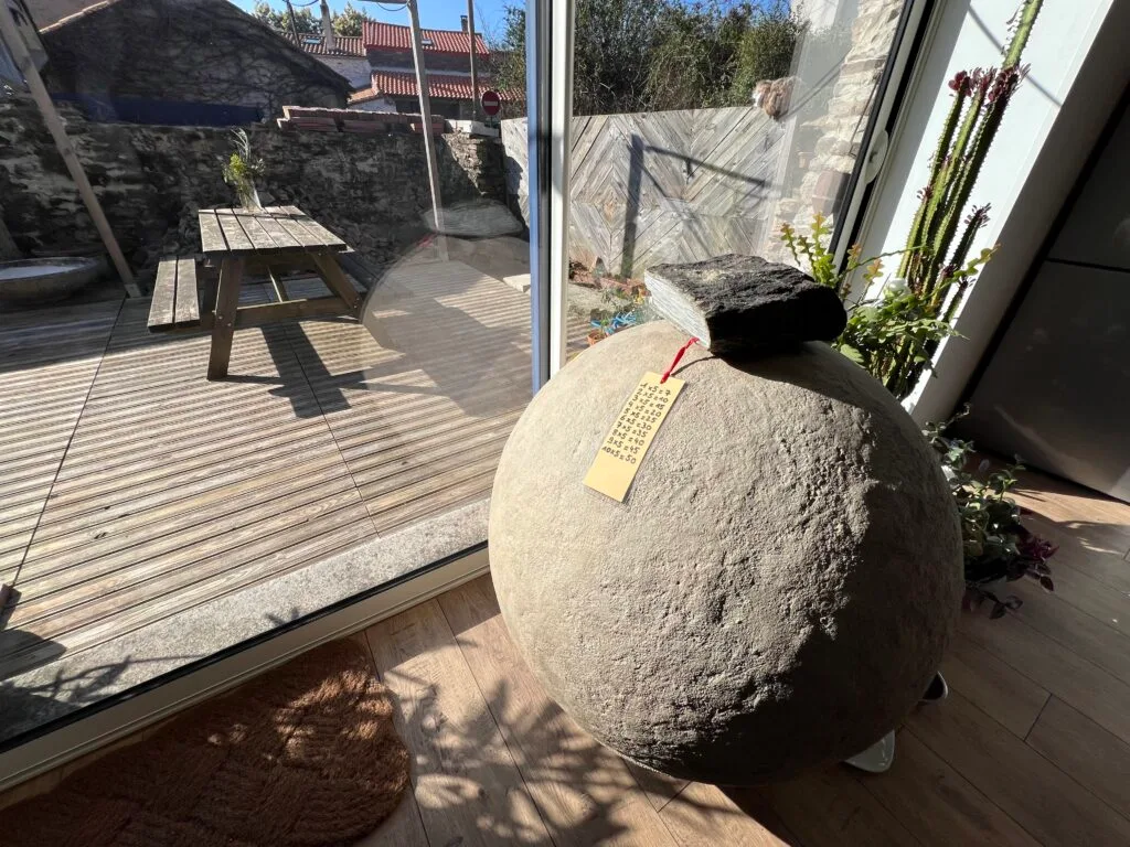 Une sphère sculptée en pierre, symbole de l’univers, de l’équilibre et du mouvement perpétuel. Chez Pascal Clément, chaque forme interroge le spectateur. © Vendée Gazette
