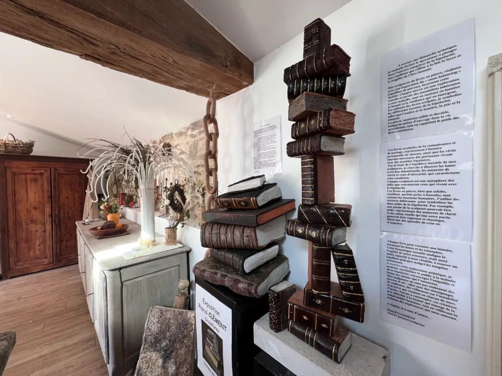L’œuvre de Pascal Clément dédiée à la bipolarité, sculptée dans la pierre, dans son atelier à Rosnay. © Vendée Gazette