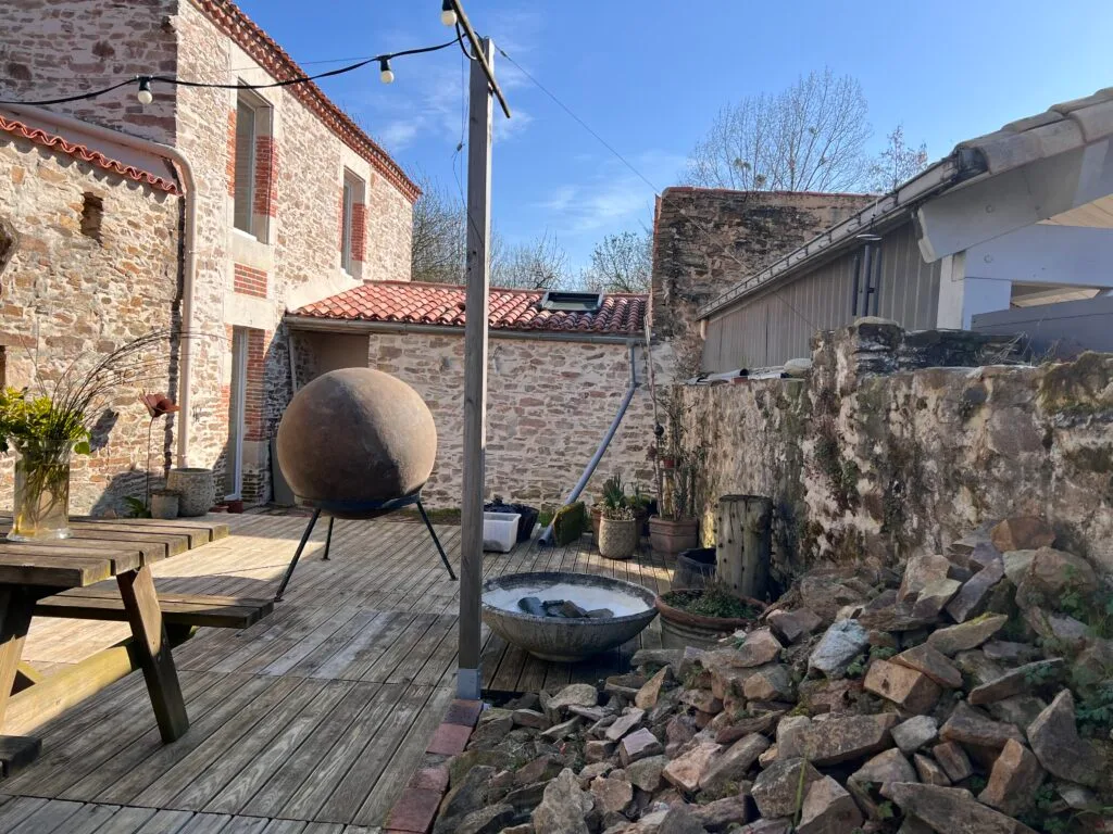 Dans son atelier vendéen, Pascal Clément transforme le marbre, l’ardoise et la brique en livres, sphères ou écorces trompe-l'œil. © Vendée Gazette