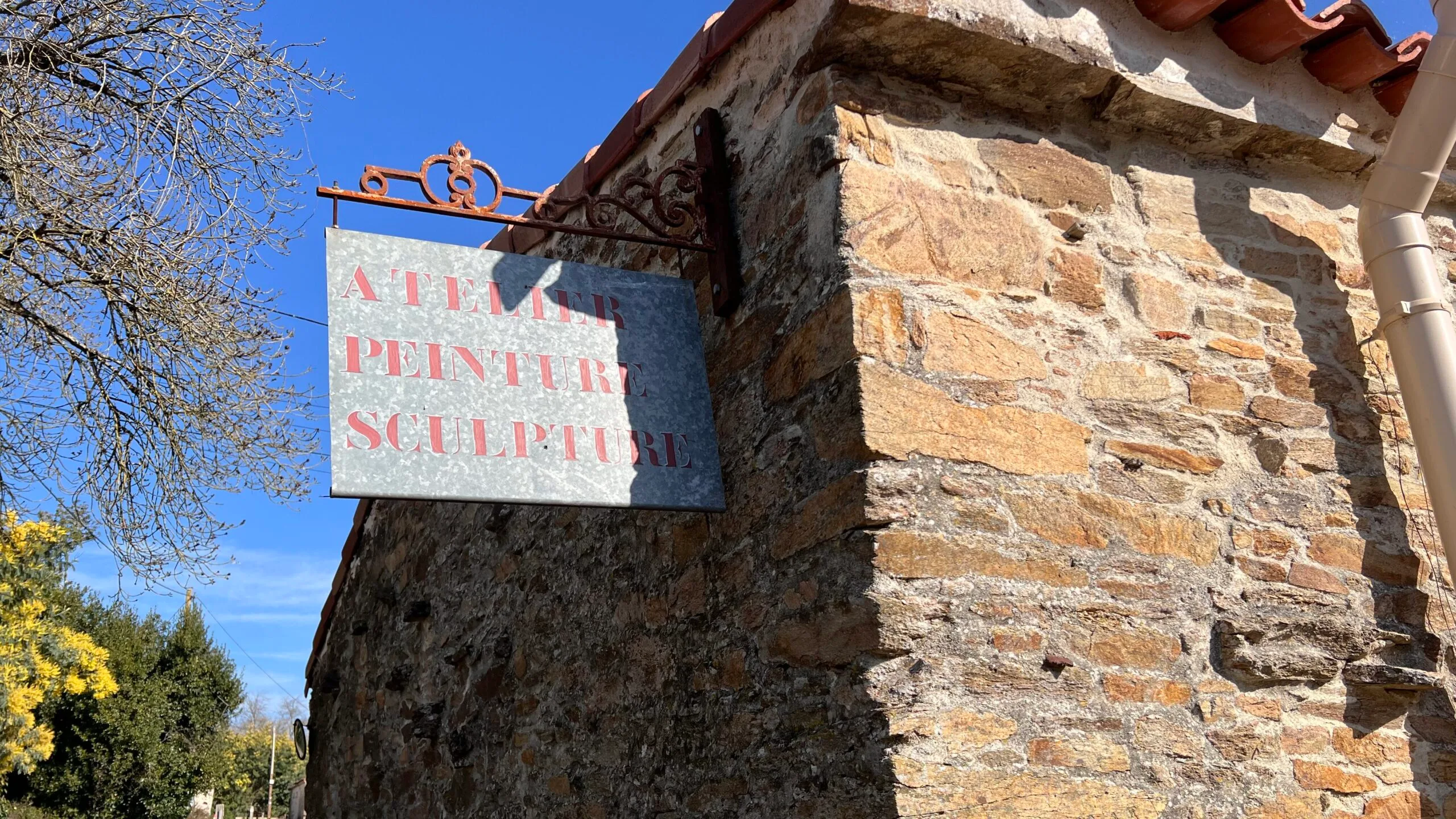 Dans son atelier vendéen, Pascal Clément transforme le marbre, l’ardoise et la brique en livres, sphères ou écorces trompe-l'œil. © Vendée Gazette
