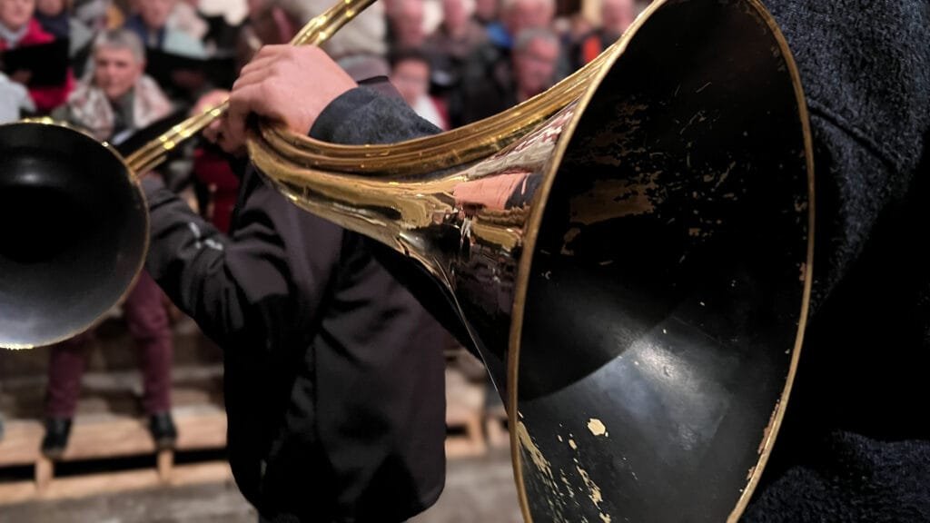 La chorale Le Reflet des Fougères et les trompes de chasse Les Échos du Lay en pleine répétition pour le concert solidaire de Fougeré.