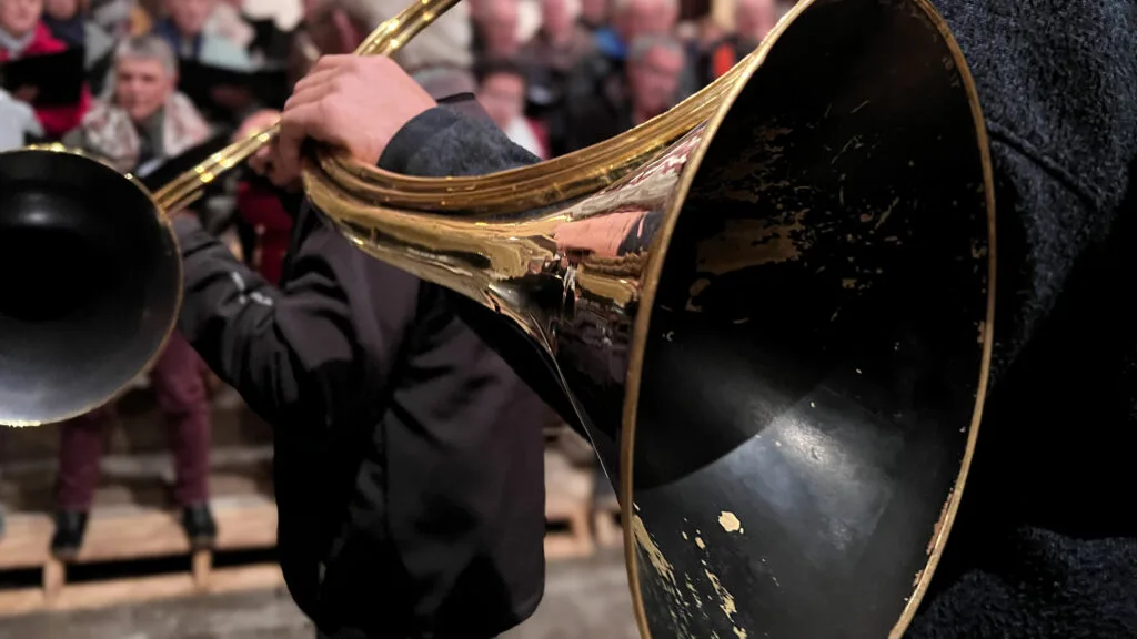 La chorale Le Reflet des Fougères et les trompes de chasse Les Échos du Lay en pleine répétition pour le concert solidaire de Fougeré.