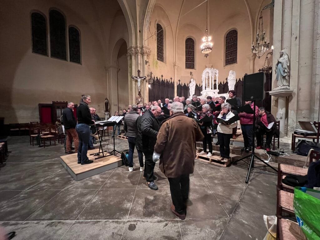 La chorale Le Reflet des Fougères et les trompes de chasse Les Échos du Lay en pleine répétition pour le concert solidaire de Fougeré.