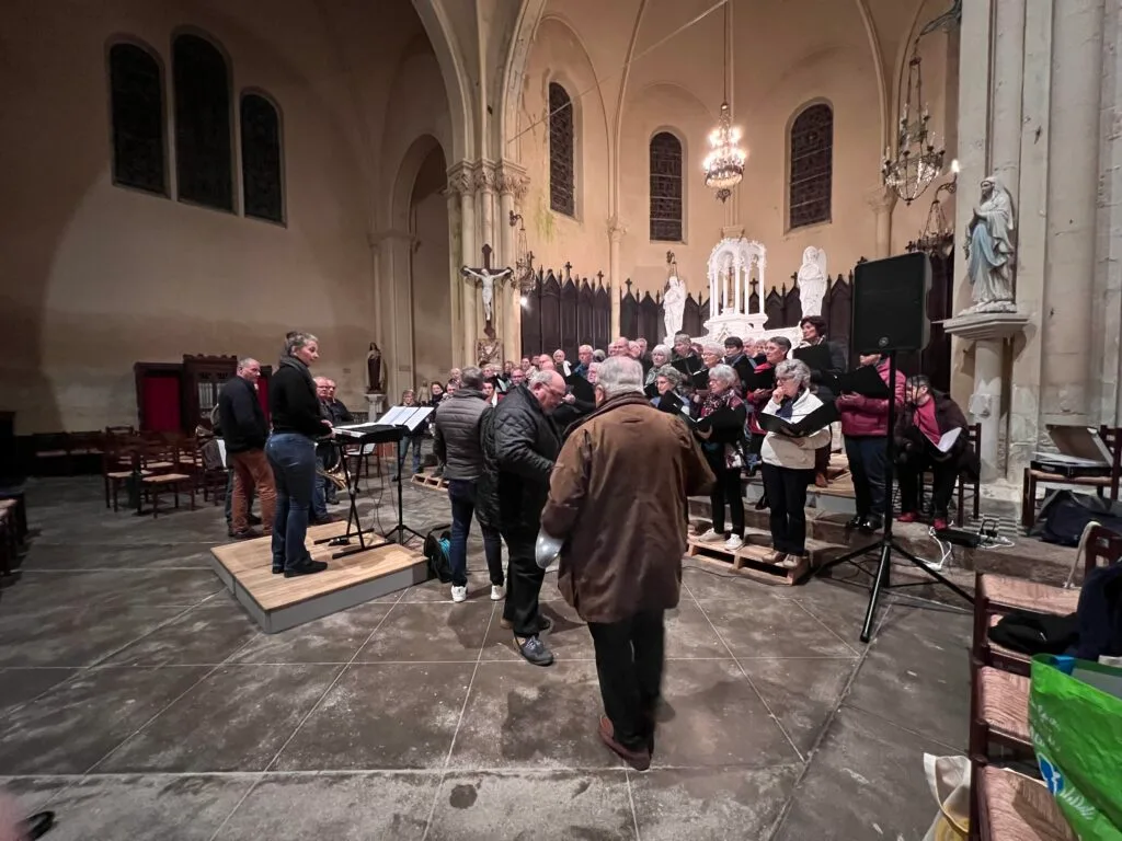 La chorale Le Reflet des Fougères et les trompes de chasse Les Échos du Lay en pleine répétition pour le concert solidaire de Fougeré.