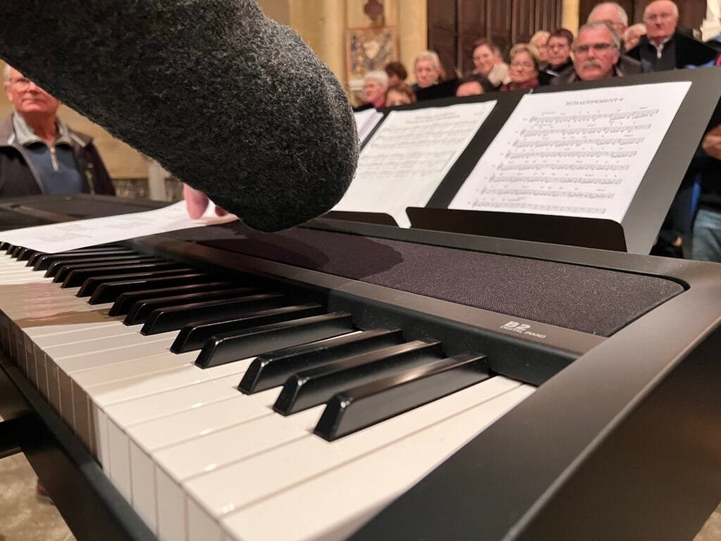 La chorale Le Reflet des Fougères et les trompes de chasse Les Échos du Lay en pleine répétition pour le concert solidaire de Fougeré.