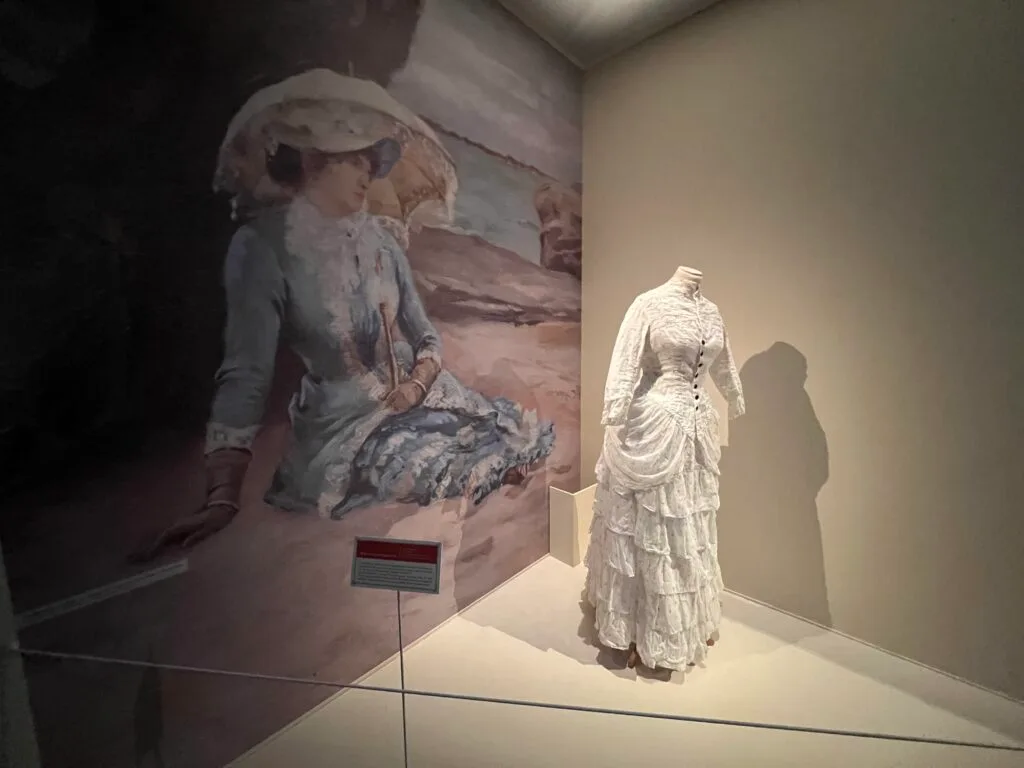 Robes longues, ombrelles et élégance d’antan : l’exposition révèle le raffinement des estivants de Noirmoutier à la Belle Époque. © Vendée Gazette