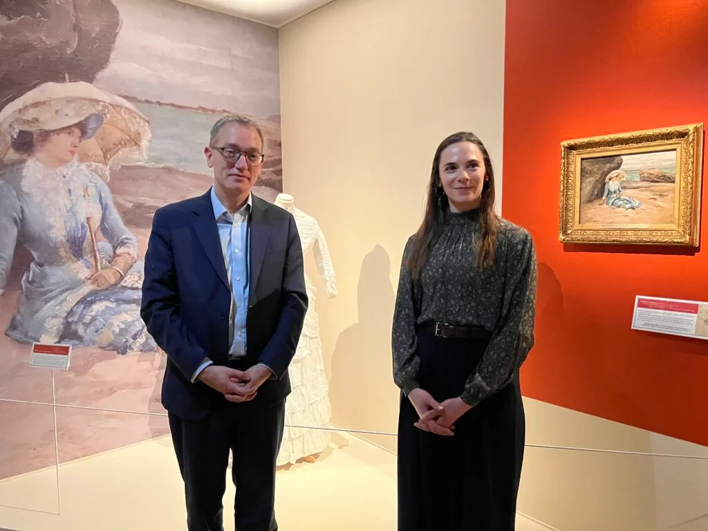 Guillaume Jean, vice-président en charge de la culture, et Clotilde Géry, cheffe de projet de l’exposition, dévoilent « Île sur toile » à l’Historial. © Vendée Gazette