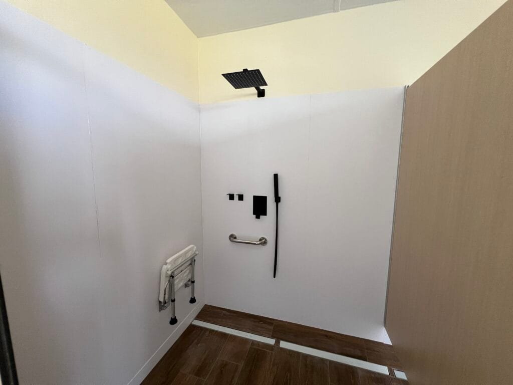Douche spacieuse et accessible dans les vestiaires, pensée pour le confort de tous. (c) Vendée Gazette