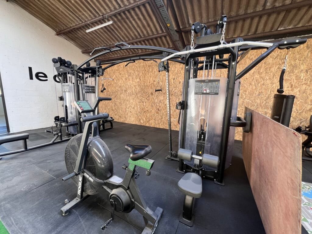Des machines de musculation dernier cri, prêtes à l’action.