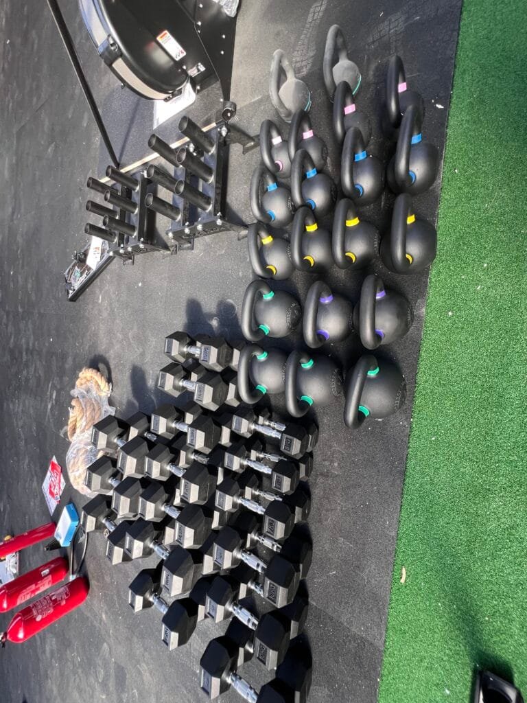  Des kettlebells et des haltères à foison pour varier les entraînements. (c) Vendée Gazette