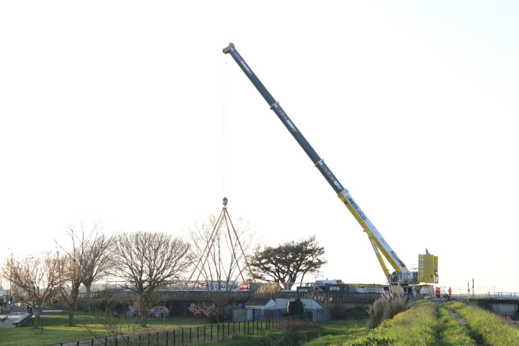 Installation de la passerelle au-dessus du Lay dans la nuit du 27 au 28 mars 2025 – Crédit CD85