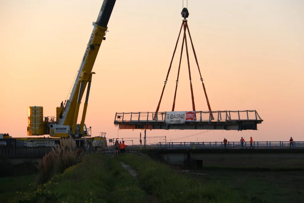 Installation de la passerelle au-dessus du Lay dans la nuit du 27 au 28 mars 2025 – CD85