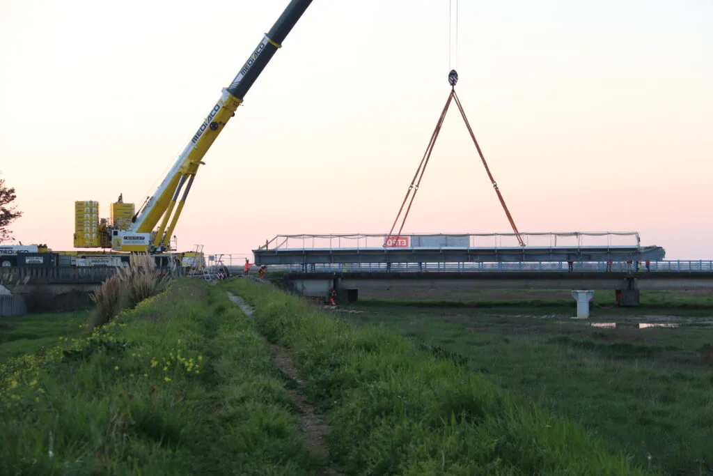 Installation de la passerelle au-dessus du Lay dans la nuit du 27 au 28 mars 2025 – Crédit CD85