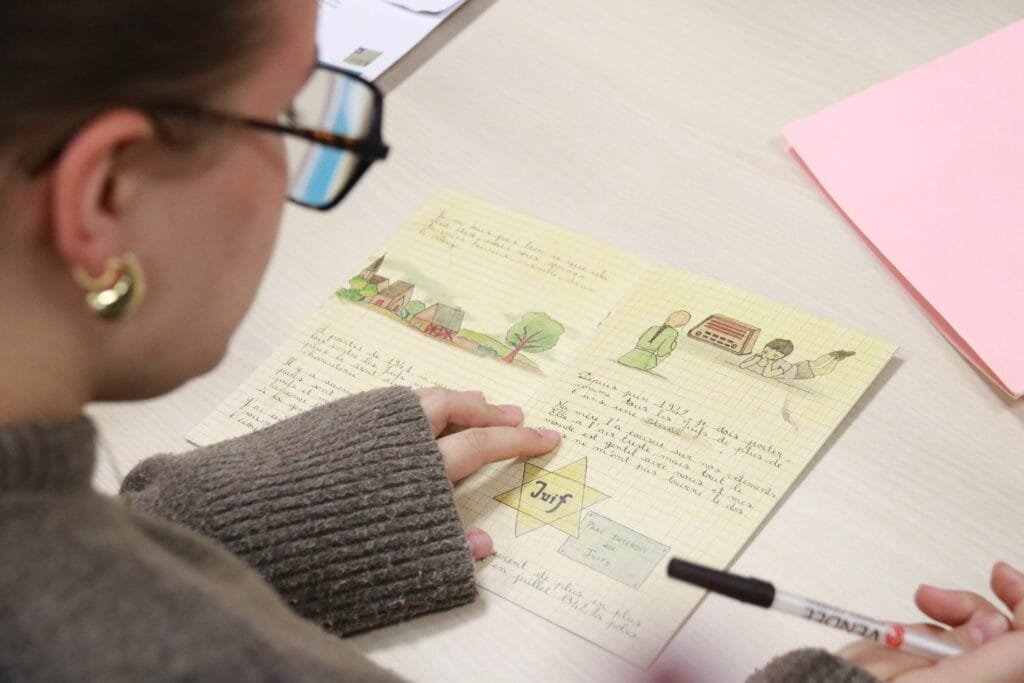Des collégiens en pleine création artistique sur la mémoire de la Shoah. (Crédit photo : Léo SCALCO)