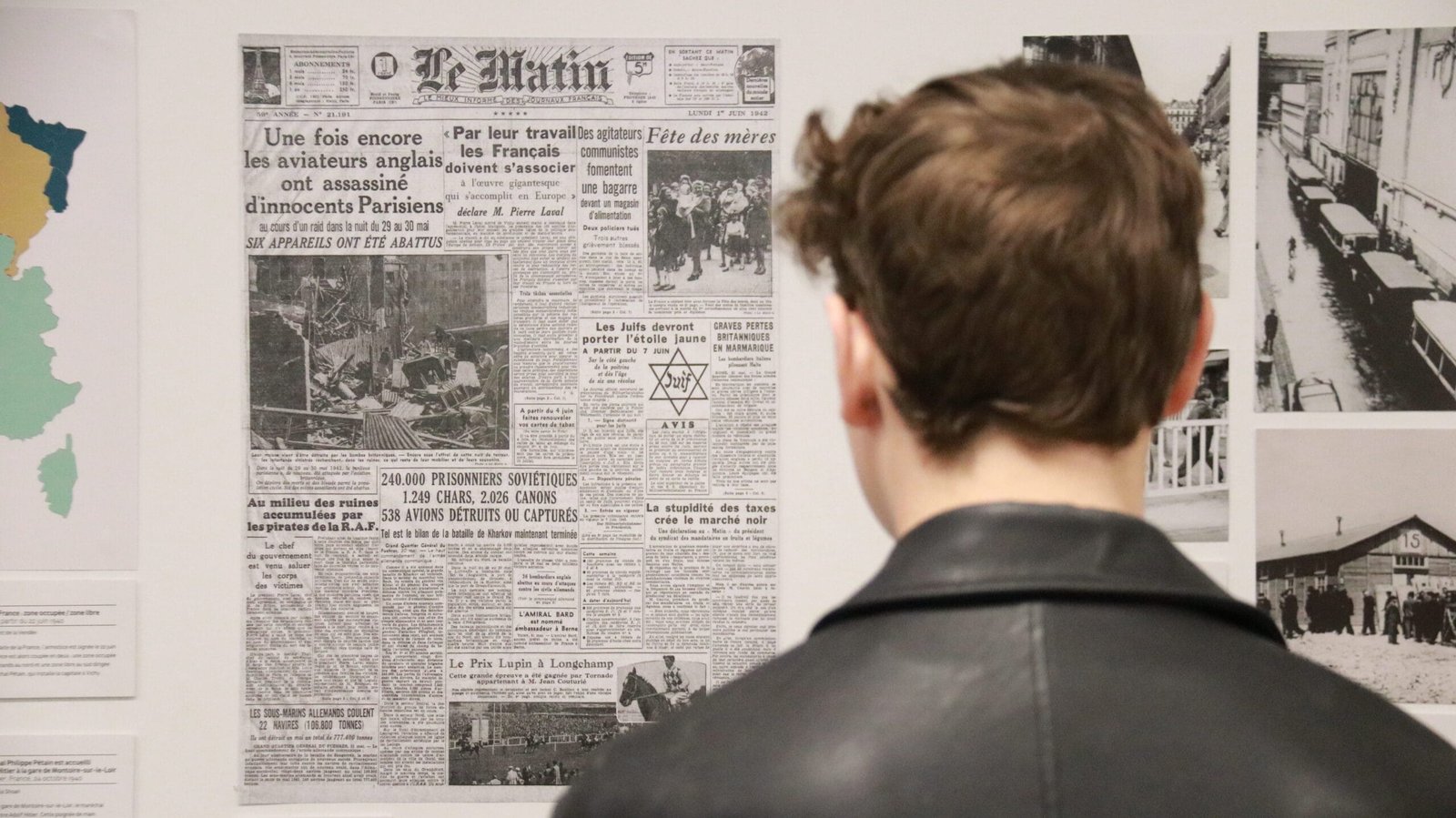 Élèves attentifs devant les archives de la Résistance. (Crédit photo : Léo SCALCO)