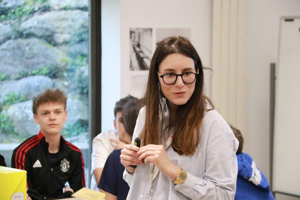 Élèves attentifs devant les archives de la Résistance. (Crédit photo : Léo SCALCO)