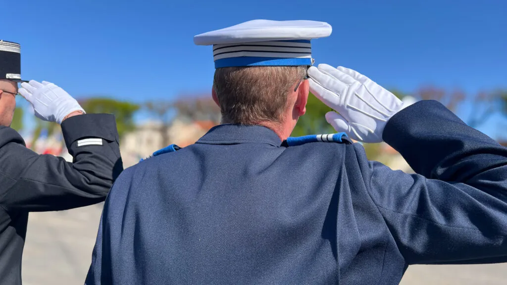 Jeunes engagés du Service Militaire Volontaire alignés en uniforme place Leclerc à Luçon, face à la cathédrale, lors de leur cérémonie de prise d’armes.