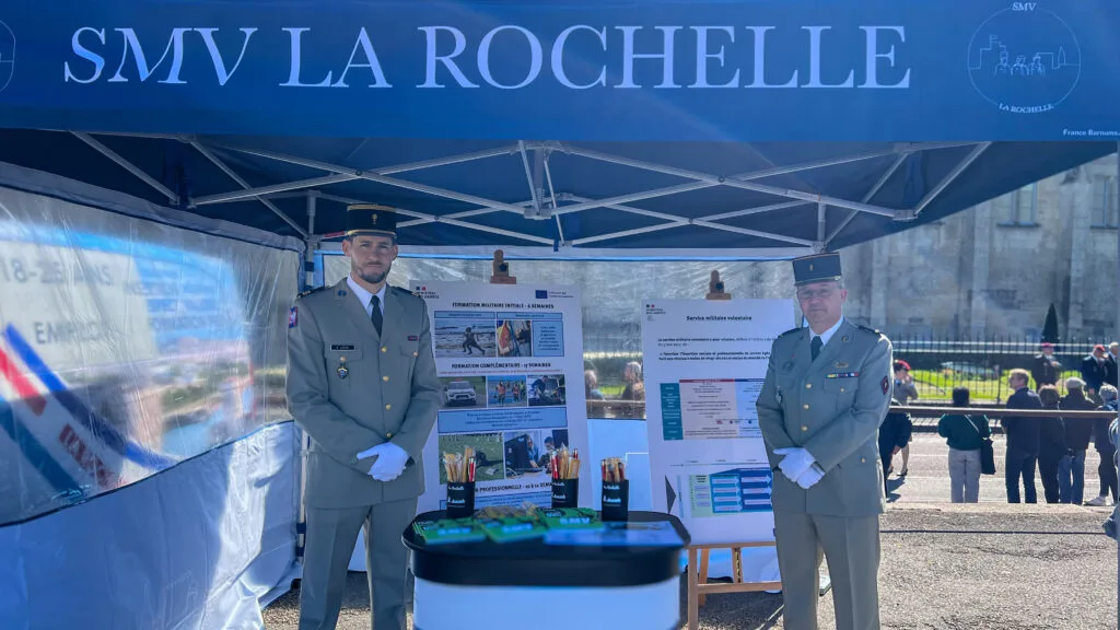Jeunes engagés du Service Militaire Volontaire alignés en uniforme place Leclerc à Luçon, face à la cathédrale, lors de leur cérémonie de prise d’armes.