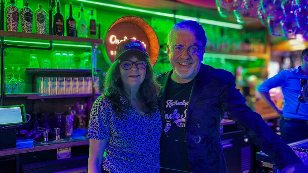 Claudia Sereni et Cyril Ruello, alias “Tata” et “Tonton”, posent ensemble lors de la soirée des 28 ans de leur bar-restaurant L’Oncle Sam à Luçon.