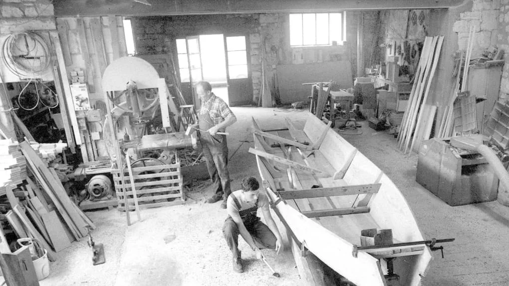 Michel enfant aux côtés de son père, dans les débuts de l’atelier familial. Une transmission de savoir-faire qui se perpétue. © bateau pronobis