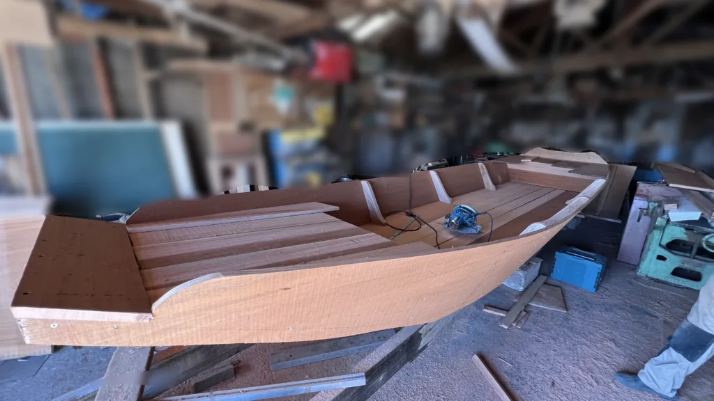La barque en bois d'acajou, longue de huit mètres, est prête à quitter l’atelier de Michel pour naviguer sur les canaux de Colmar. © Vendée Gazette