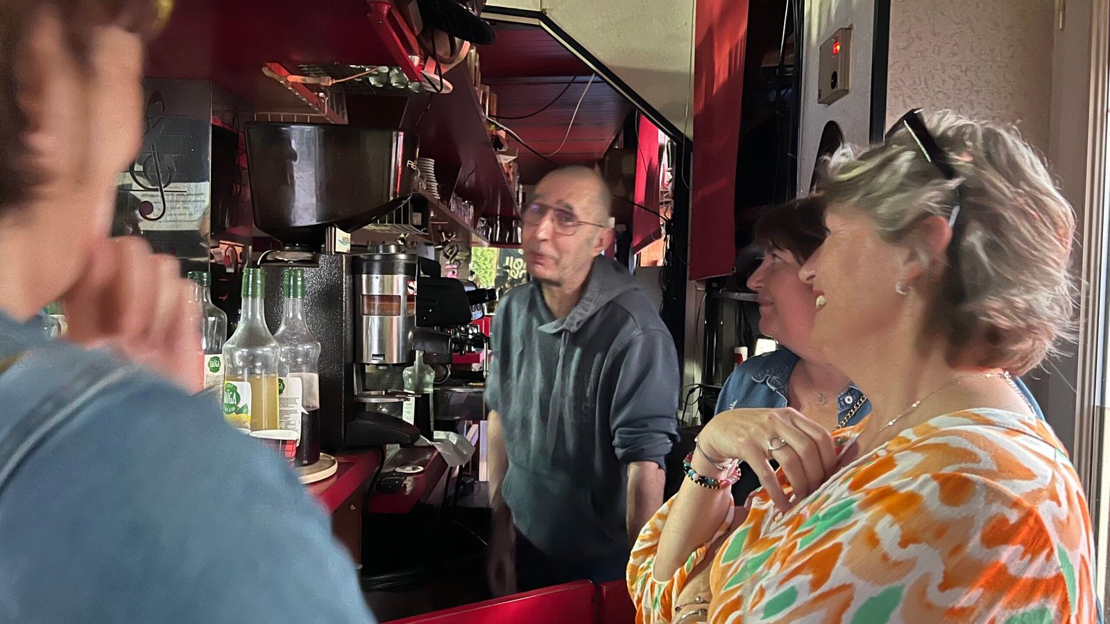 Fredo échange des souvenirs avec ses anciens clients, venus nombreux pour cette dernière soirée.