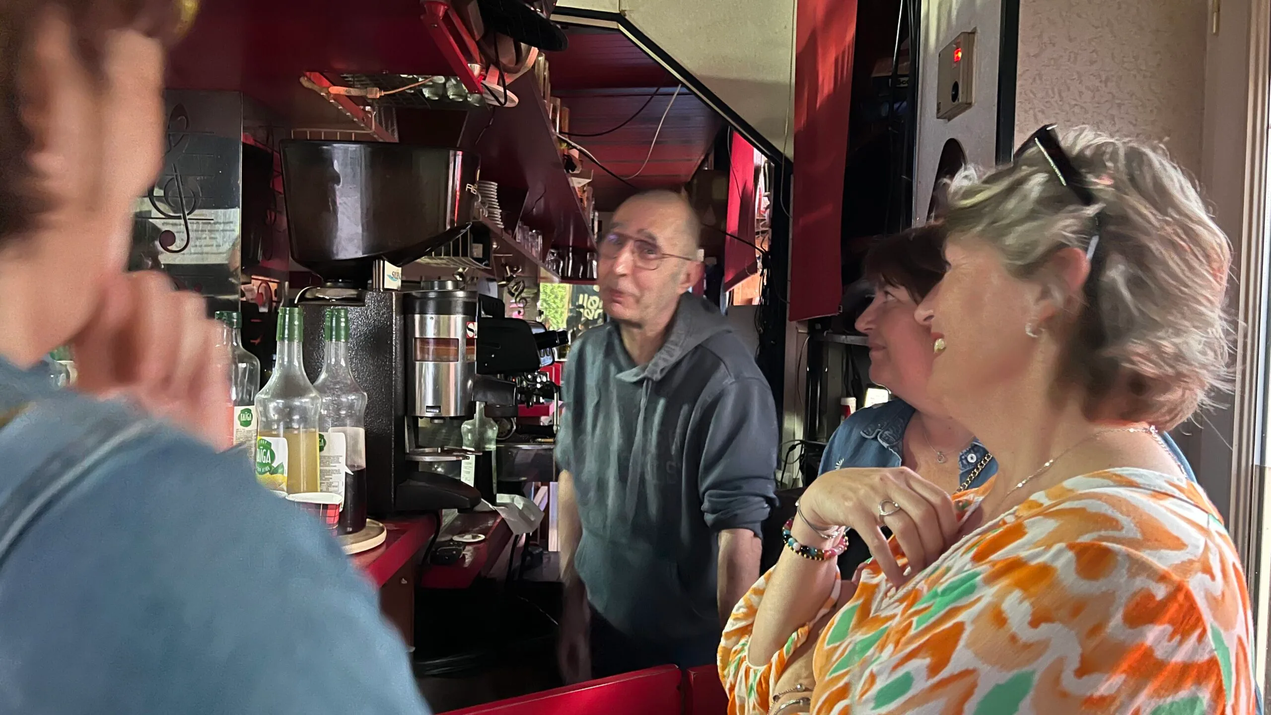 Fredo échange des souvenirs avec ses anciens clients, venus nombreux pour cette dernière soirée.