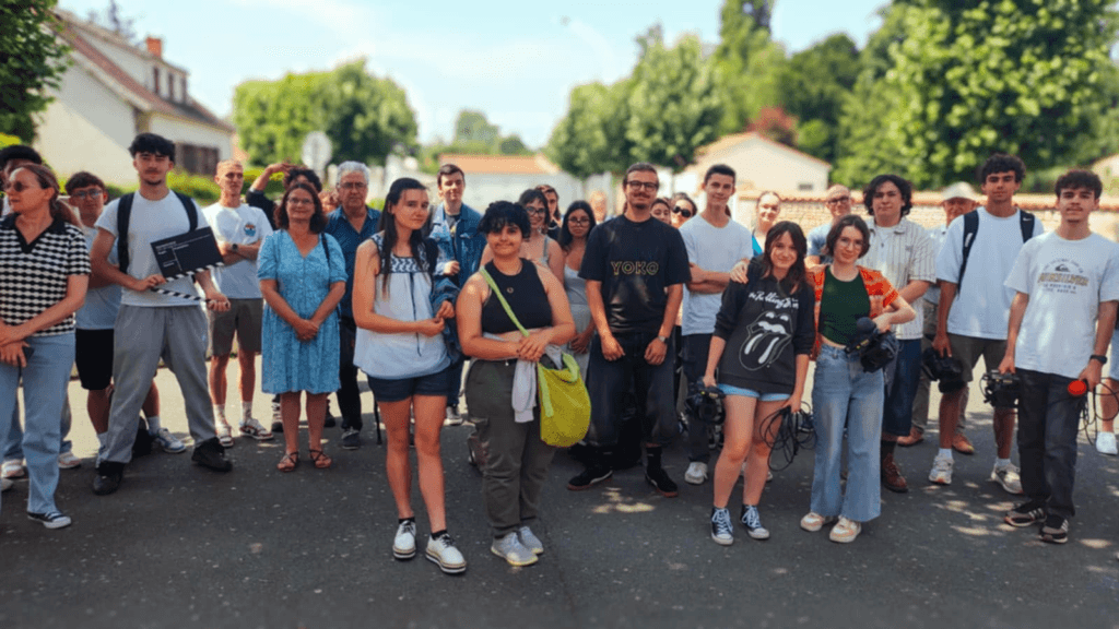 Des élèves et enseignants mobilisés devant le lycée Atlantique de Luçon ce mercredi 11 juin, pour demander le maintien du poste de leur assistant technique audiovisuel, Pascal Arenou. © Sophie Castincaud