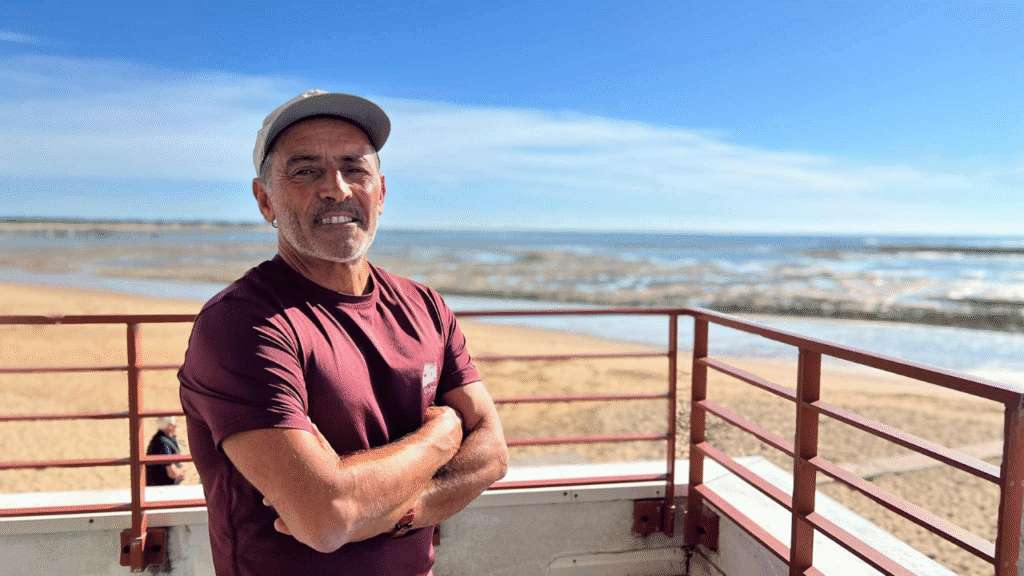 Jean-Pierre Francheteau, compétiteur local, photographié par Vendée Gazette devant la plage de la Tranche-sur-mer
